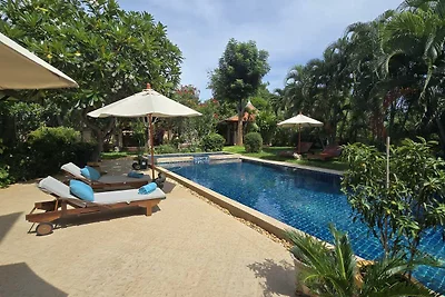 Pool Villa Helena, Maleegarden