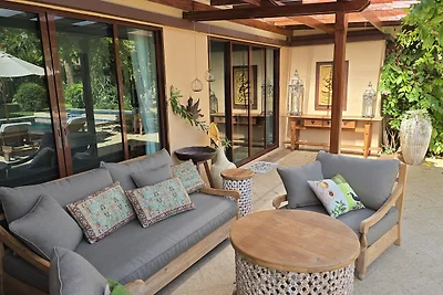 Pool Villa Helena, Maleegarden