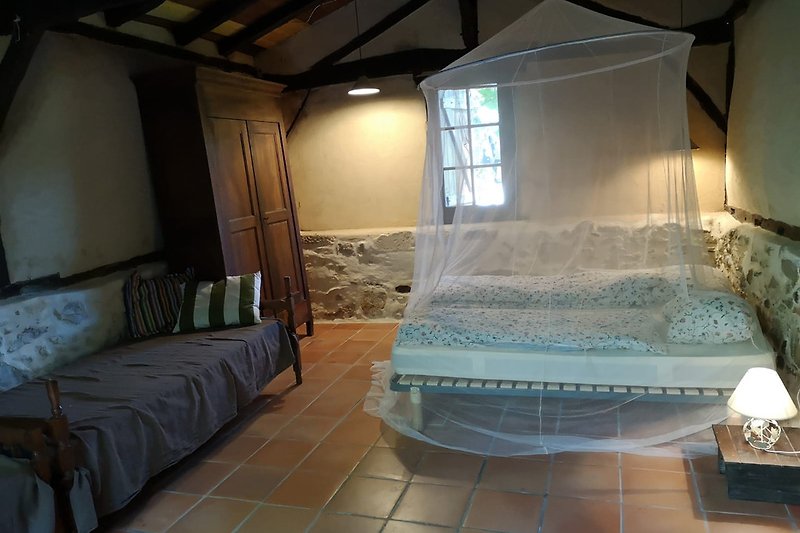 Sypialnia dla czterech osób w stodole