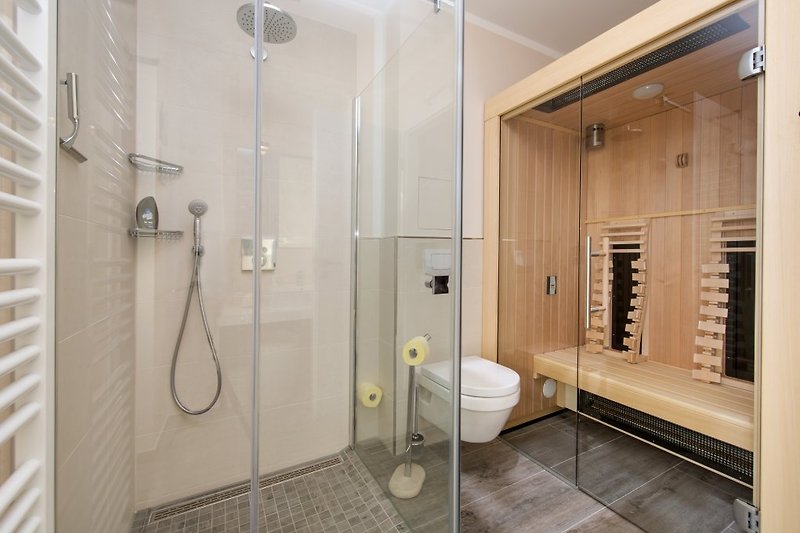1.Badezimmer mit Dusche und Infrarotkabine