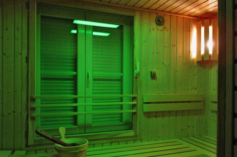 Sauna z kolorowym światłem w 1. łazience.