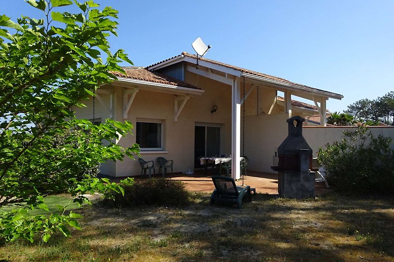 25BP561 - Hausansicht, Rückseite mit überdachter Terrasse
