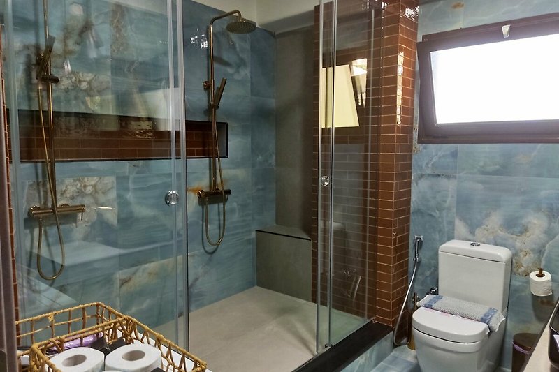 Moderne Badezimmerausstattung mit stilvollem Design und eleganten Armaturen.