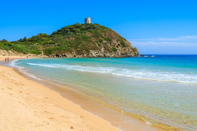 Strand von Chia mit der spanischen Turm im Hintergrund