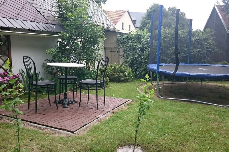 Sitzecke im Garten mit Trampolin