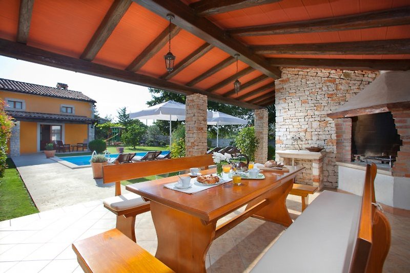 Outside covered dining area and BBQ, separate WC and a shower for the pool
