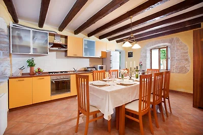 Zona pranzo e cucina completamente attrezzata Zona pranzo e cucina completamente attrezzata