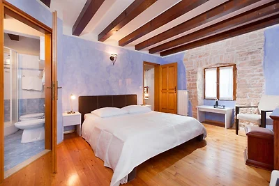 Terza camera da letto con un grande letto matrimoniale al primo piano. Terza camera da letto con un grande letto matrimoniale al primo piano.