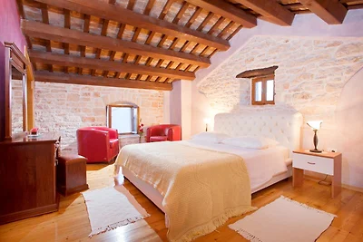 Camera da letto principale con un grande letto matrimoniale al secondo piano. Camera da letto principale con un grande letto matrimoniale al secondo piano.