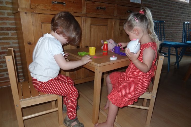 Kinder Willkommen! Kindermöbel, auch Hochstuhl, Bettchen usw sind gratis vorhanden