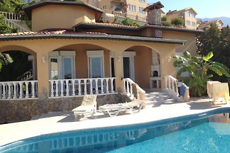 Villa mit eigenem Pool + Meerblick!
