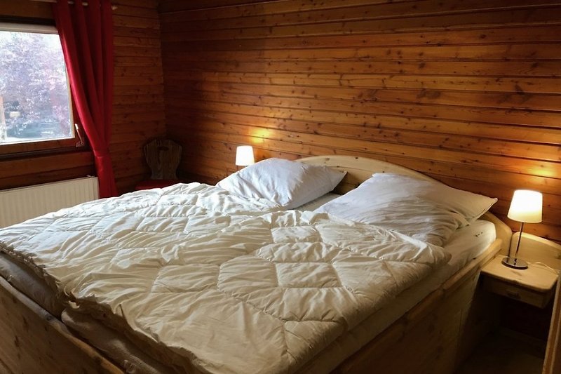 Das freundliche Schlafzimmer im EG mit Etagenbett für Jung und Alt.