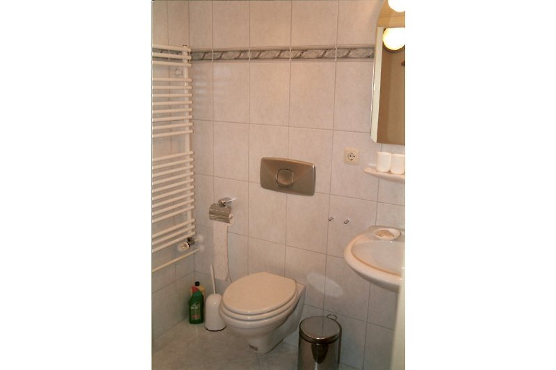 Bad mit WC, Wand- und Fußbodenheizung