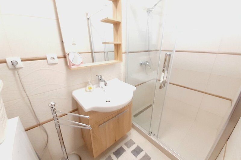 Schönes Badezimmer mit moderner Ausstattung und stilvollem Spiegel.
