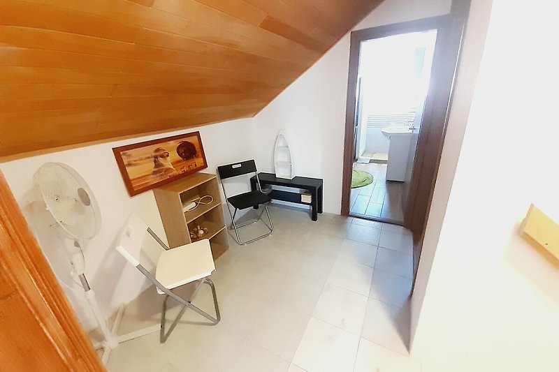 Stilvolles Wohnzimmer mit eleganten Möbeln und Holzinterieur.