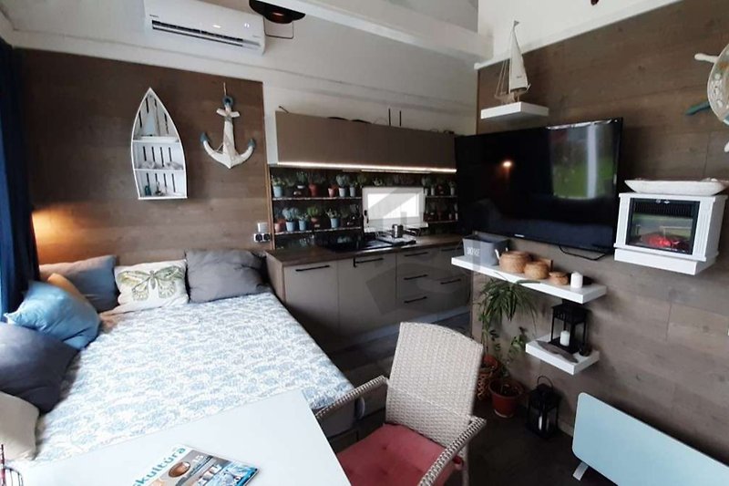 Stilvolles Wohnzimmer mit komfortabler Einrichtung und Fernseher.