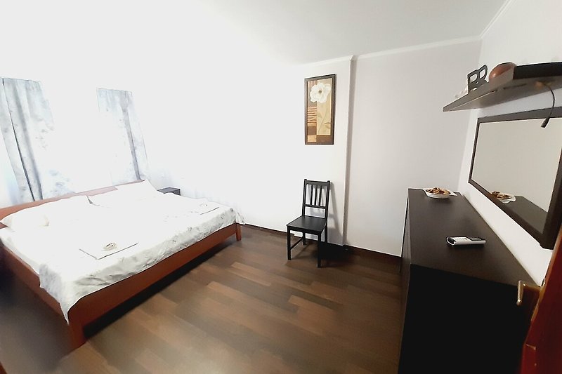 Gemütliches Schlafzimmer mit stilvollem Holzmöbeln und bequemem Bett.