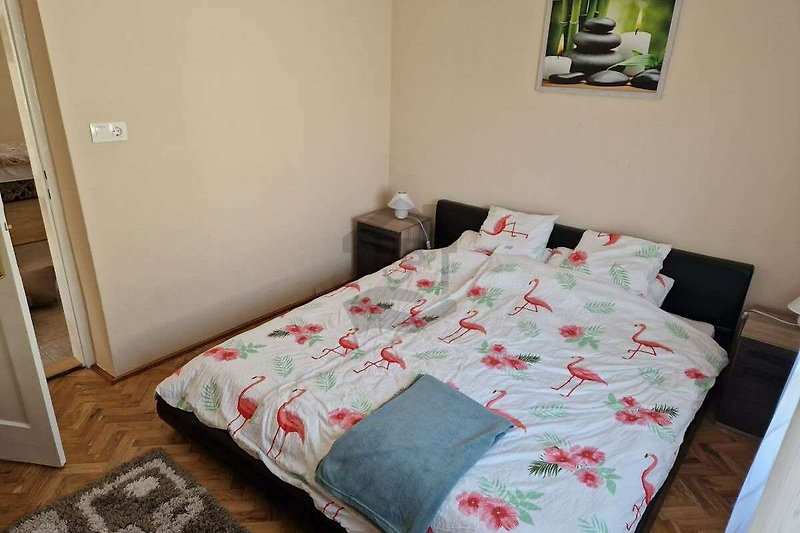 Schlafzimmer mit stilvollem Holzbett und gemütlichen Kissen.
