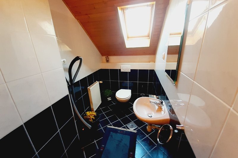 Modernes Badezimmer mit stilvoller Einrichtung und Glasdusche.