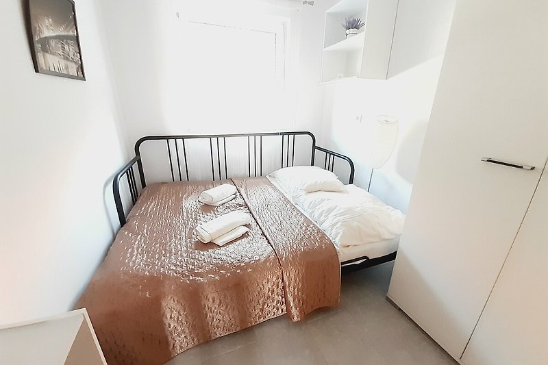 Gemütliches Schlafzimmer mit stilvollen Möbeln und bequemem Bett.