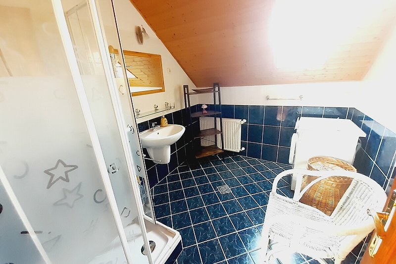 Modernes Badezimmer mit stilvoller Einrichtung und Jacuzzi.