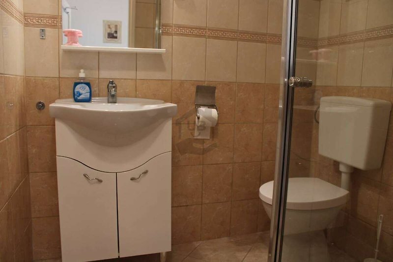 Ein modernes Badezimmer mit lila Akzenten und einem Spiegel.