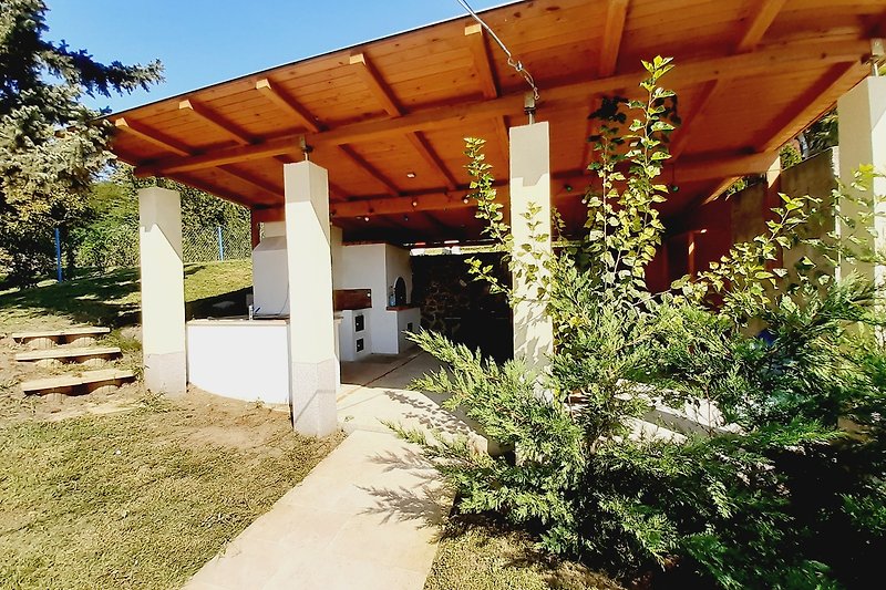 Schönes Ferienhaus mit stilvoller Einrichtung und malerischem Garten in ländlicher Umgebung.