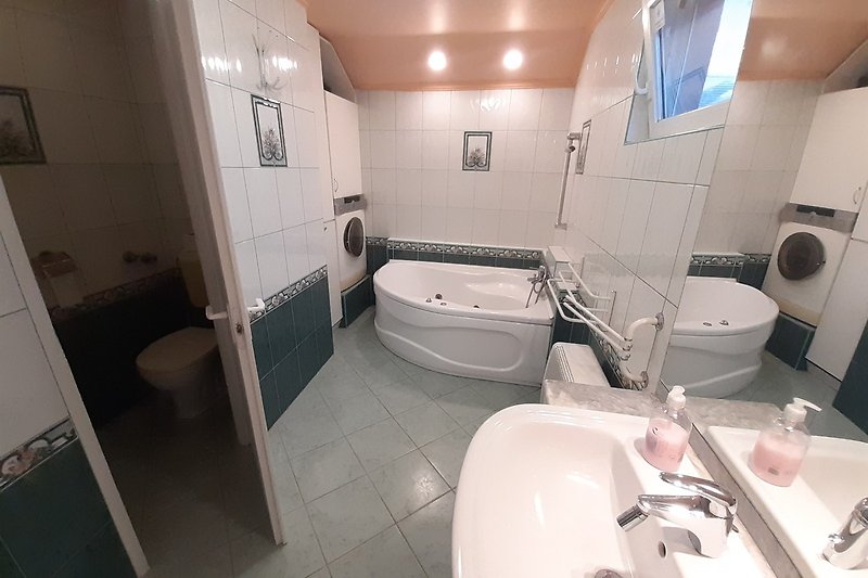 Schönes Badezimmer mit Spiegel, Waschbecken und Toilette.