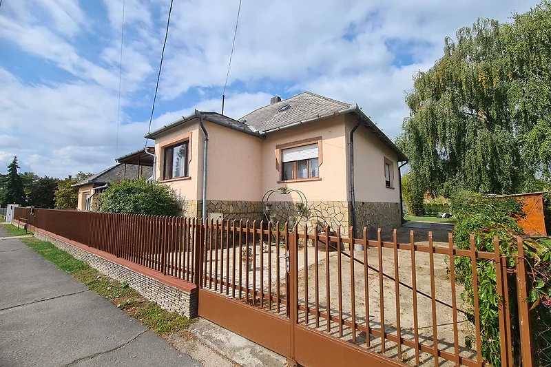 Freistehendes Cottage mit Vorgarten, Tor, Vorgartenzaun und Einfahrt.
