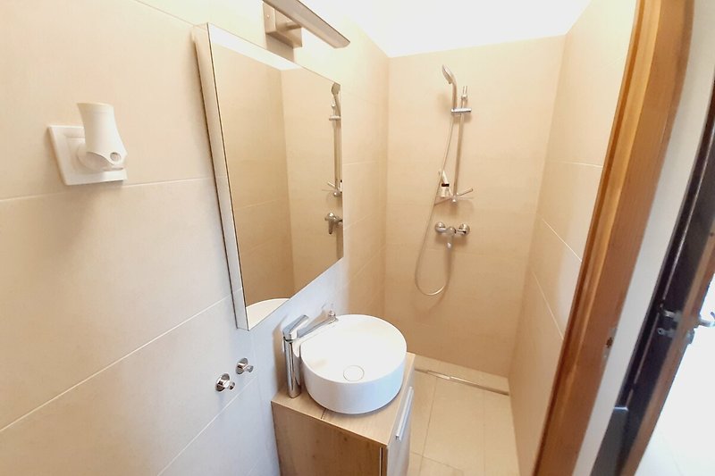 Schönes Badezimmer mit stilvoller Dusche und modernen Armaturen.