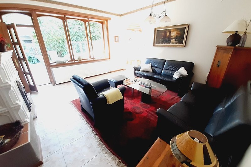 Stilvolles Wohnzimmer mit Holzmöbeln und bequemer Couch.