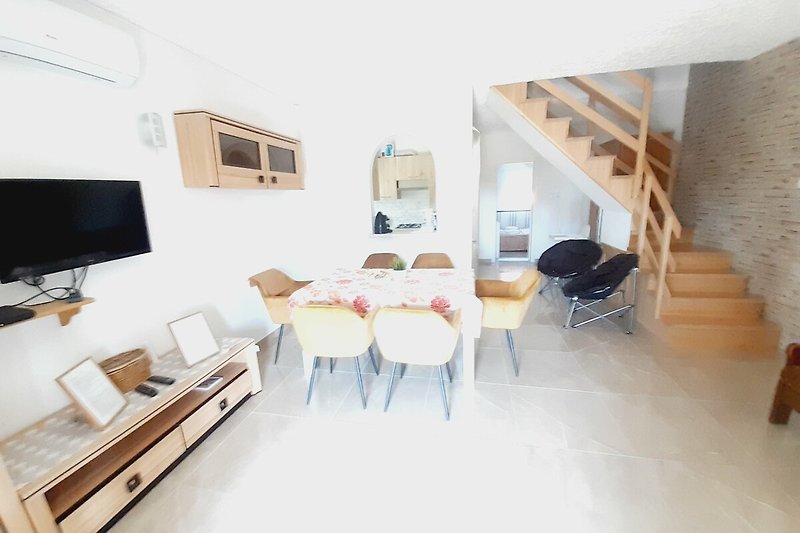 Gemütliches Wohnzimmer mit bequemer Couch, stilvollem Tisch und Holzinterieur.