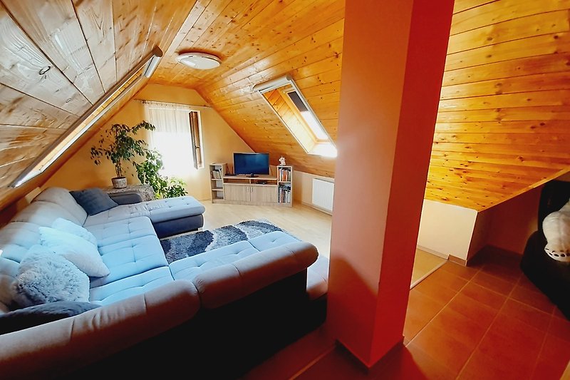 Gemütliches Schlafzimmer mit stilvoller Einrichtung und natürlichen Holzelementen.