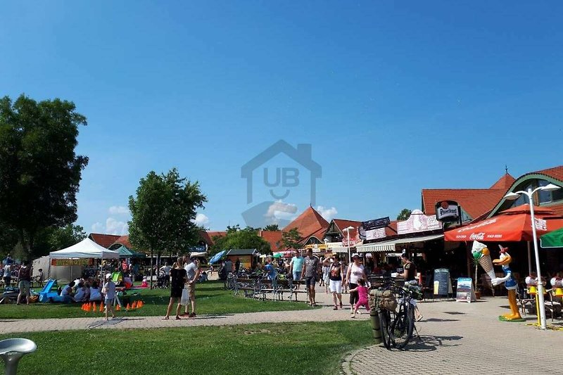 Städtischer Marktplatz mit Menschen, Rädern und Schildern. Freizeit und Tourismus.