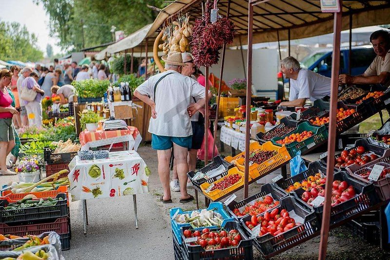 Gemüsemarkt in der Stadt mit frischen Lebensmitteln und lokalen Produkten.