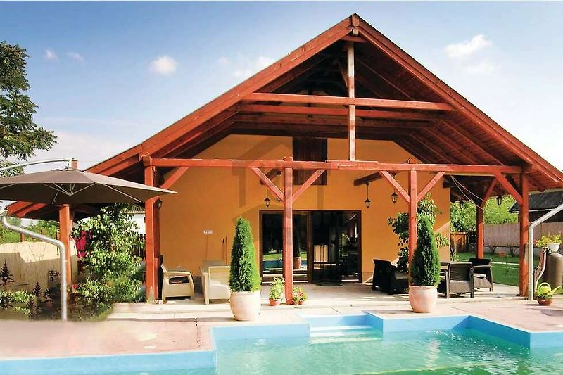 Schönes Ferienhaus mit Pool, Garten und Terrasse.