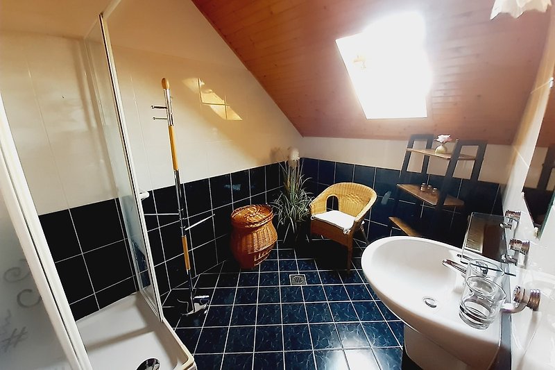 Moderne Badezimmer mit elegantem Design und Glaswaschbecken.