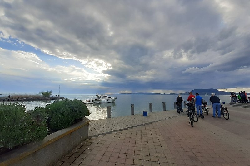 Abendstimmung am See mit Fahrrad, Boot und Horizont.