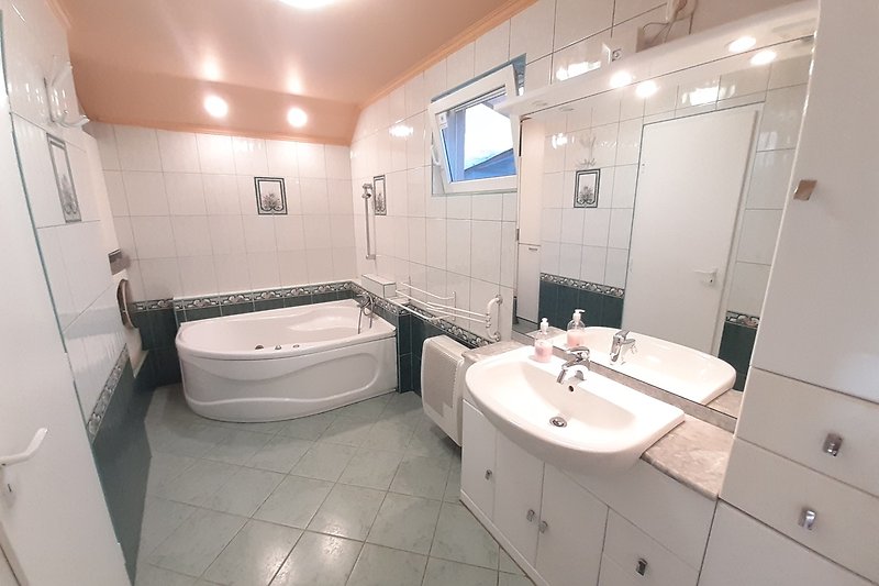 Schönes Badezimmer mit lila Akzenten und stilvollem Design.