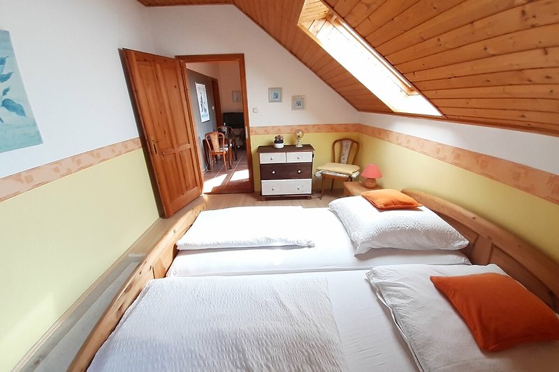 Elegantes Schlafzimmer mit stilvollem Bett, Lampen und Vorhängen.
