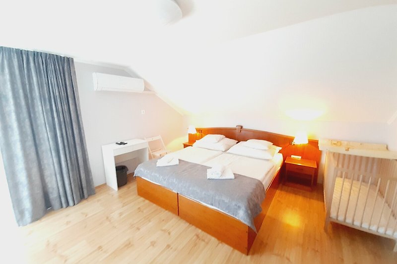 Gemütliches Schlafzimmer mit stilvollem Holzmöbeln und bequemem Bett.
