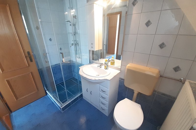 Modernes Badezimmer mit stilvollem Waschbecken und lila Akzenten.