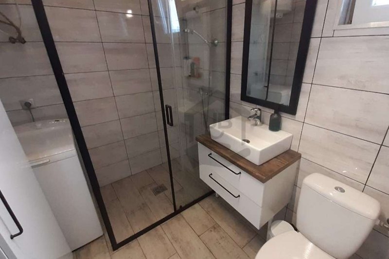 Spiegel, Wasserhahn, Waschbecken, Toilette - modernes Badezimmer.