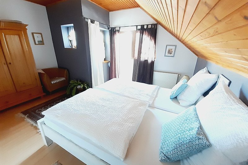 Elegantes Schlafzimmer mit stilvollem Bett und Lampen.