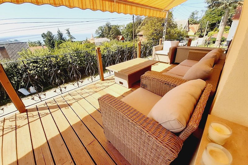 Schönes Ferienhaus mit stilvoller Einrichtung, Pool und gemütlicher Terrasse.