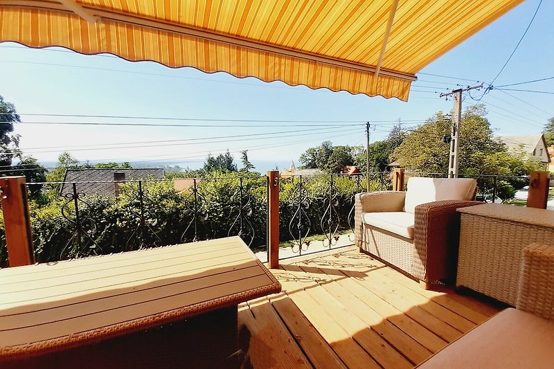 Schönes Ferienhaus mit stilvollem Holzinterieur und gemütlicher Terrasse.