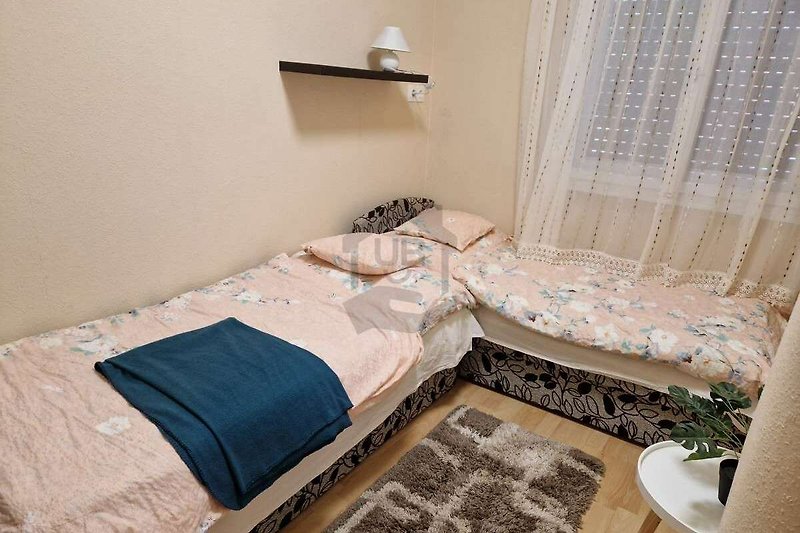 Schlafzimmer mit stilvollem Holzbett und gemütlicher Bettwäsche.