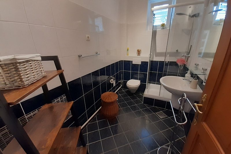 Modernes Badezimmer mit elegantem Design und Glasdusche.