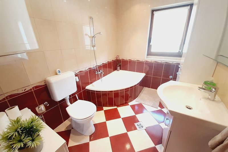 Gemütliches Badezimmer mit stilvoller Einrichtung und modernem Waschbecken.