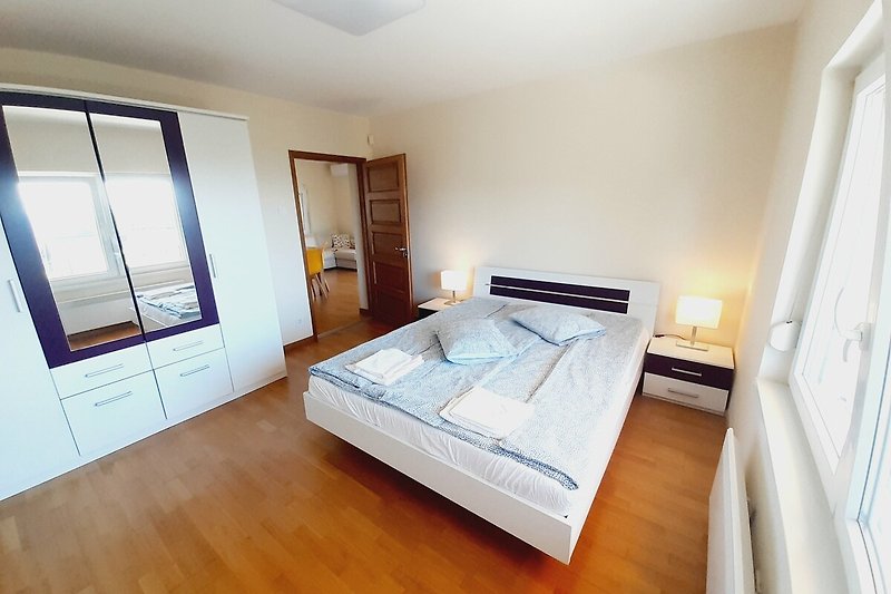 Stilvolles Schlafzimmer mit bequemem Bett und Holzinterieur.